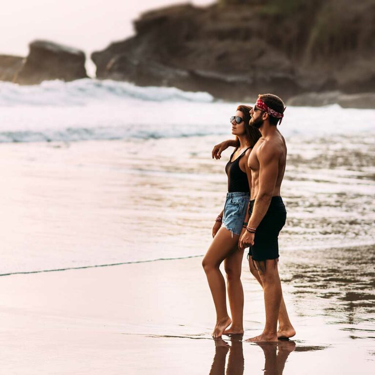 couple-bali-bord-de-plage