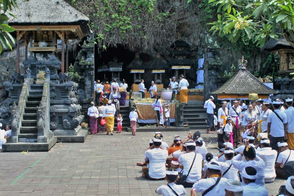 ceremonie-hindouiste-bali-temple