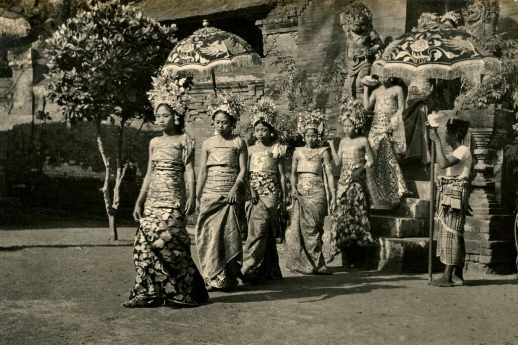 ceremonie-jeune-fille-bali-en-1930