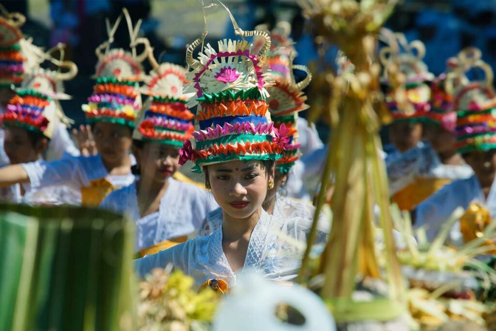 tenue-traditionnelle-femme-ceremonie-bali