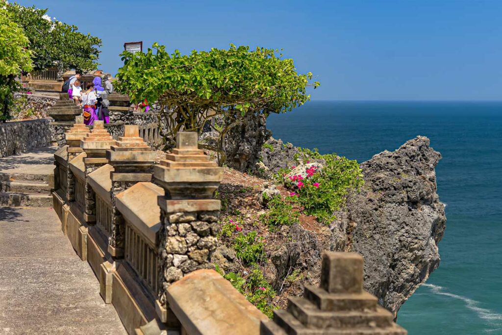 chemin-bord-falaise-temple-uluwatu