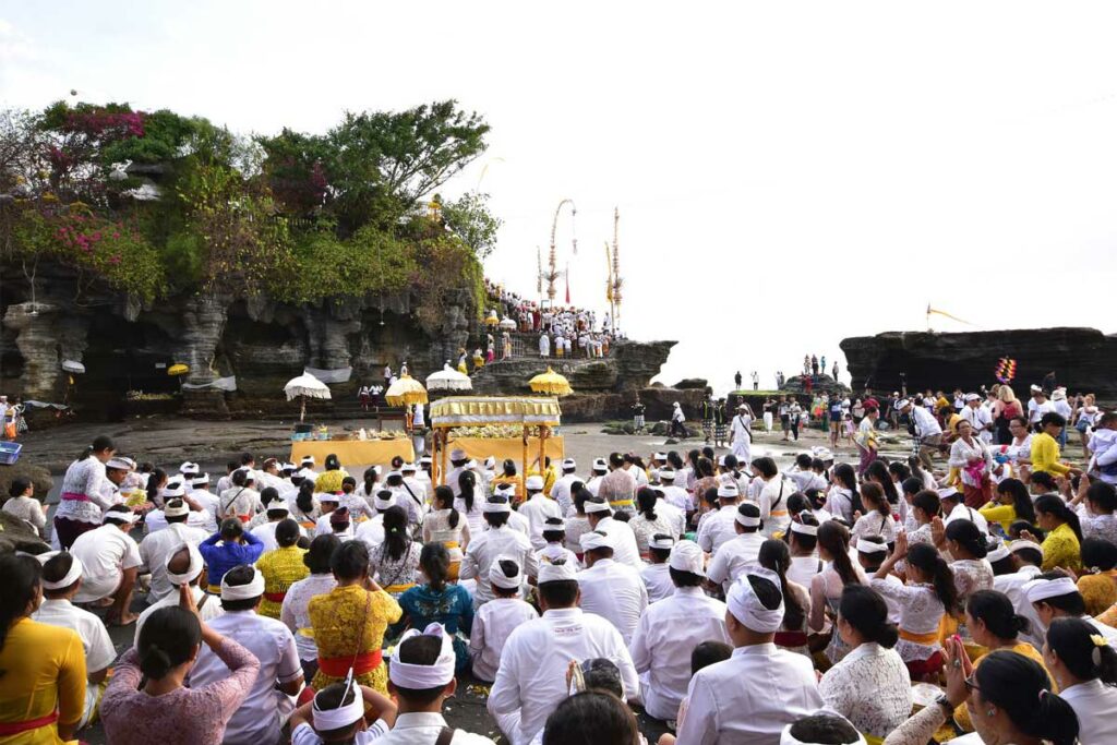 ceremonie-au-temple-tanah-lot
