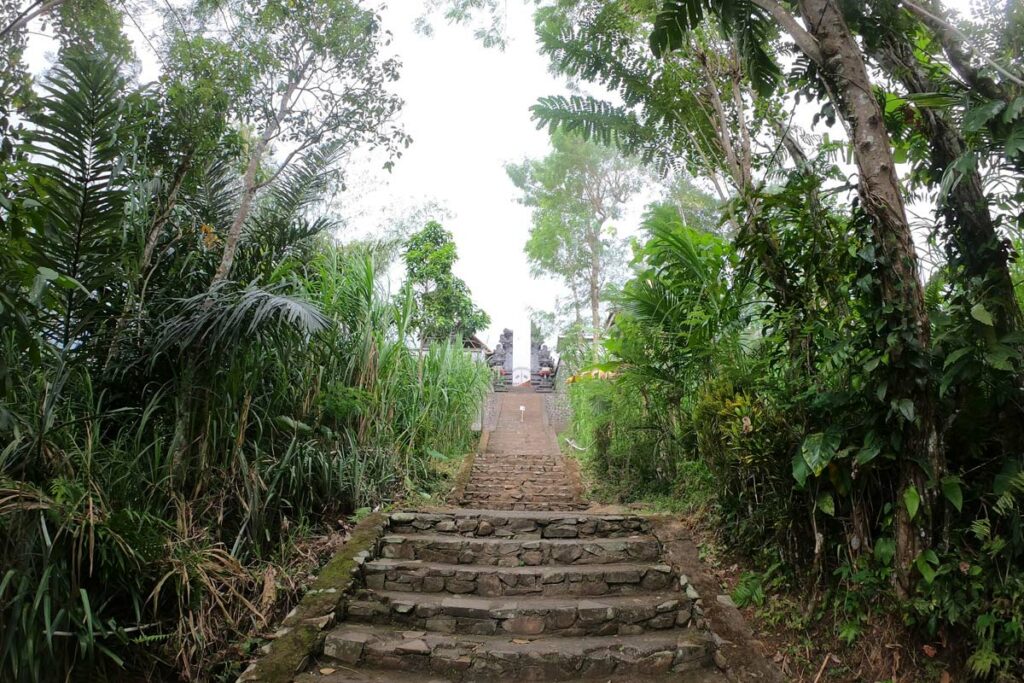 longue-marche-dans-la-montagne-lempuyang