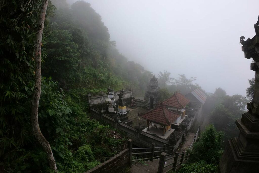 trekking-temples-caches-lempuyang