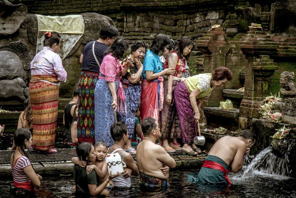 rituel-purification-tirta-empul-bali