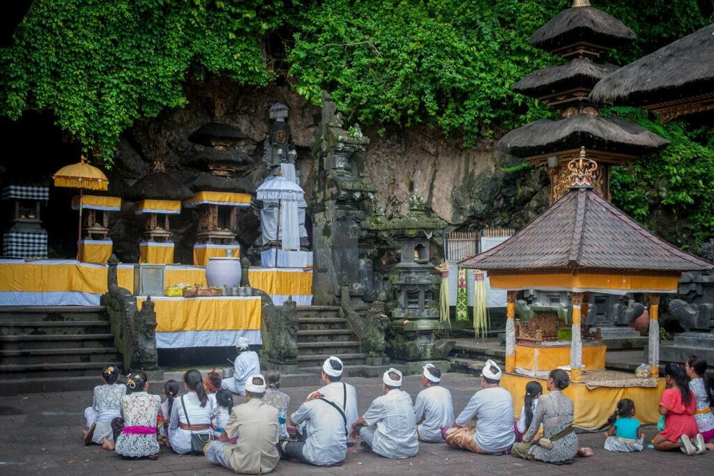 temple-pura-goa-lawah-chauves-souris
